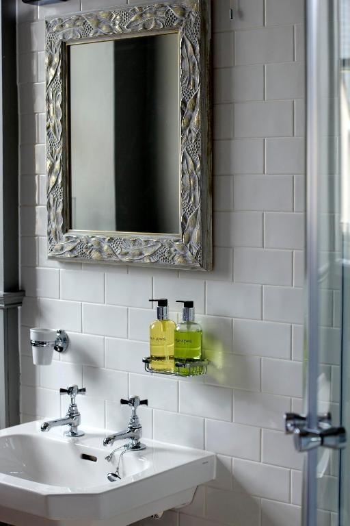 The Three Crowns Hotel Chagford Room photo Soap dispenser