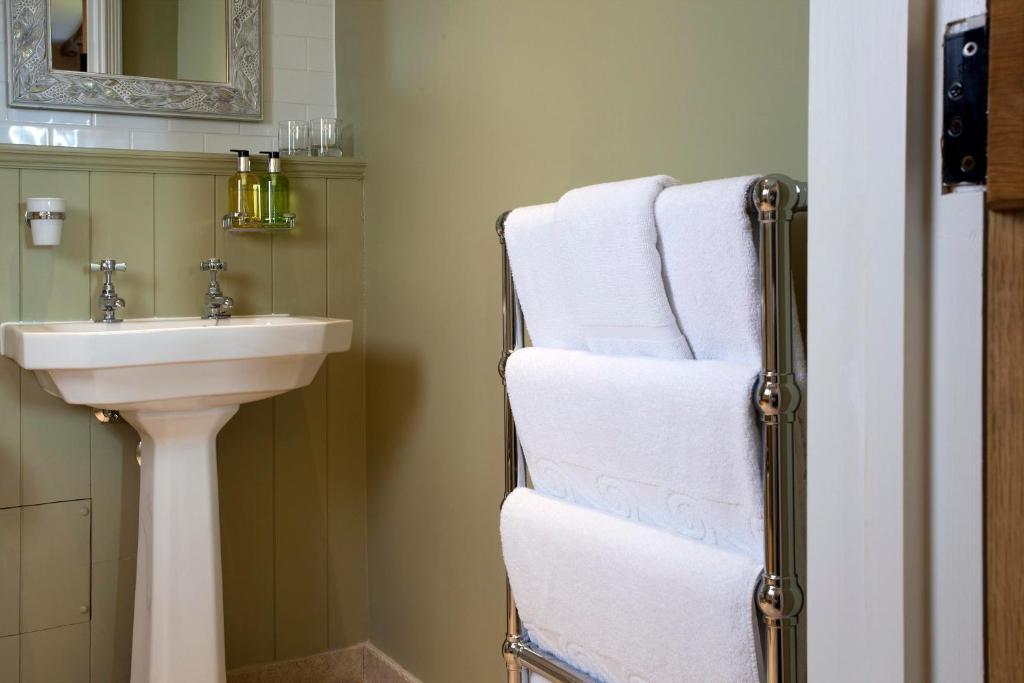 The Three Crowns Hotel Chagford Room photo A towel warmer