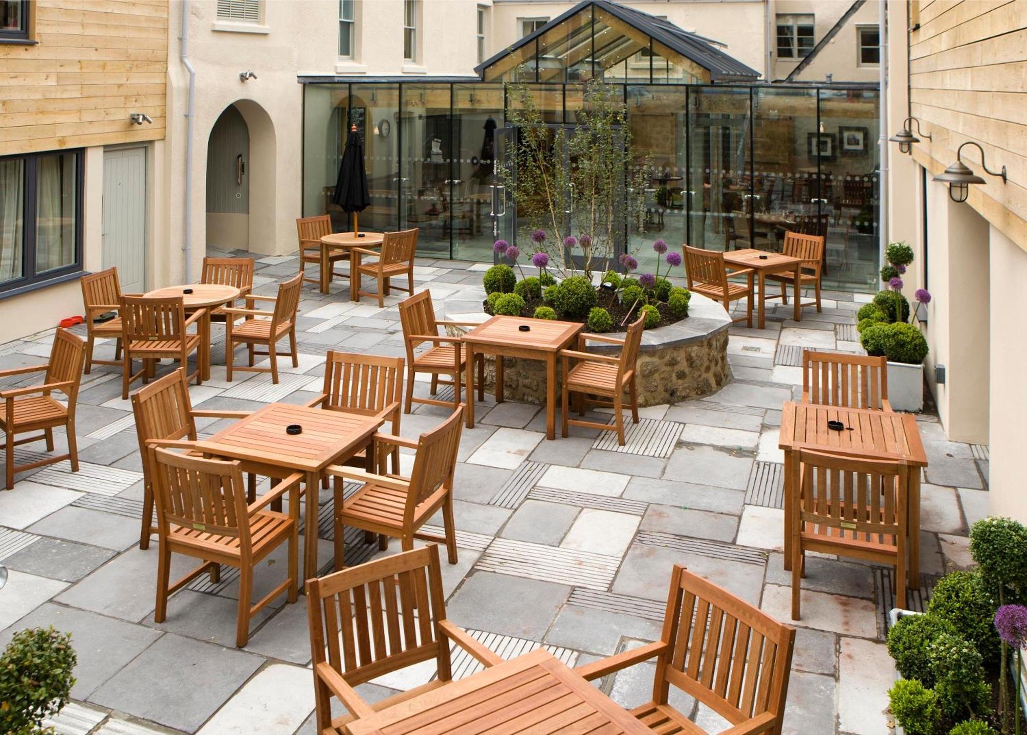 The Three Crowns Hotel Chagford Exterior photo The courtyard at the hotel