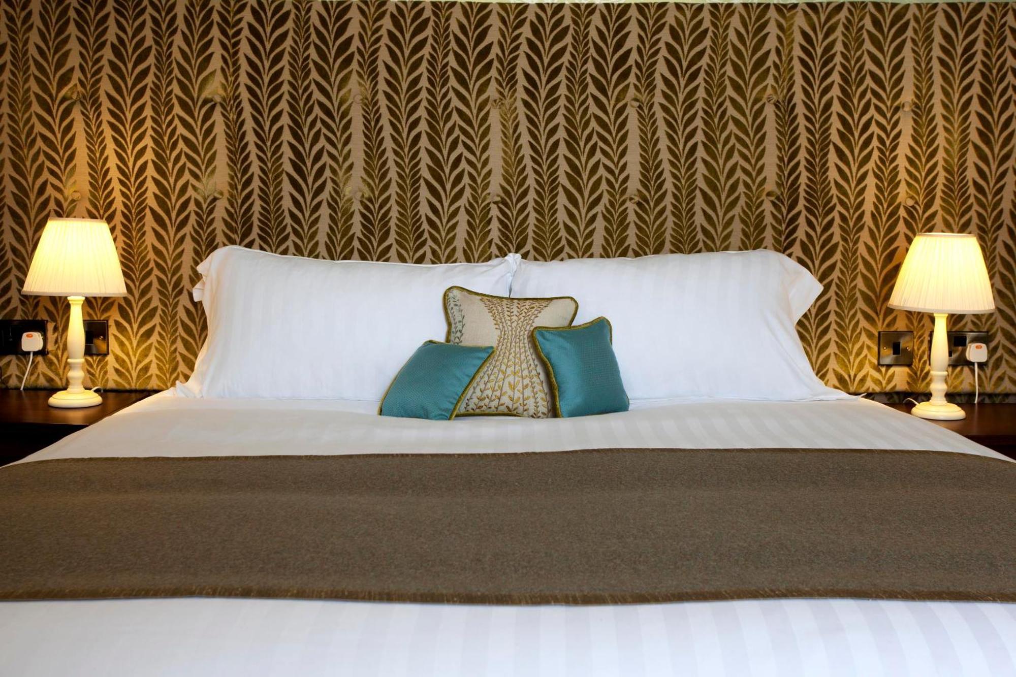 The Three Crowns Hotel Chagford Exterior photo A bed with a headboard