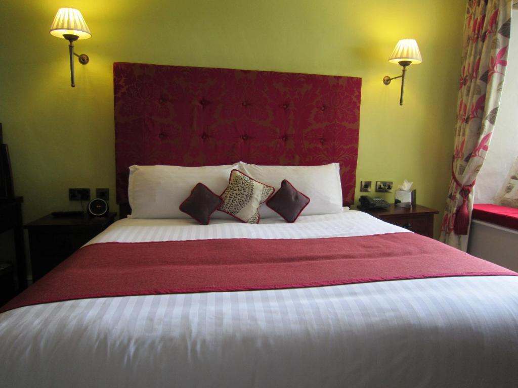 The Three Crowns Hotel Chagford Room photo A bedroom at the hotel